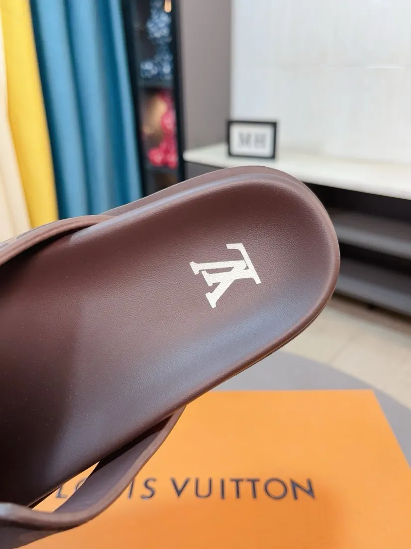 Men's shoes 💰360🌹🌹 (lv-Louis Vuitton) new men's sandals, high-end boutique, exquisite embossed logo decoration on the upper, fine workmanship, super soft soles, casual, loose and comfortable, a must-have in summer! \nsize：38-44